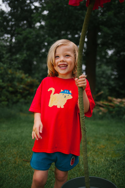 Unisex T-shirt in levendig rood met schattige kattenprint – Daily Brat | Verkrijgbaar bij Little Fashion Addict
