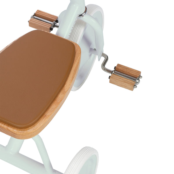 Muntgroene Banwood Driewieler met rieten mand - Ideaal voor kinderen van 2 tot 6 jaar oud - Verkrijgbaar bij Littlefashionaddict