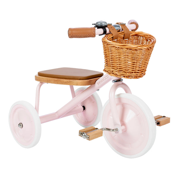 Roze Banwood Driewieler met rieten mand - Ideaal voor kinderen van 2 tot 6 jaar oud - Verkrijgbaar bij Littlefashionaddict