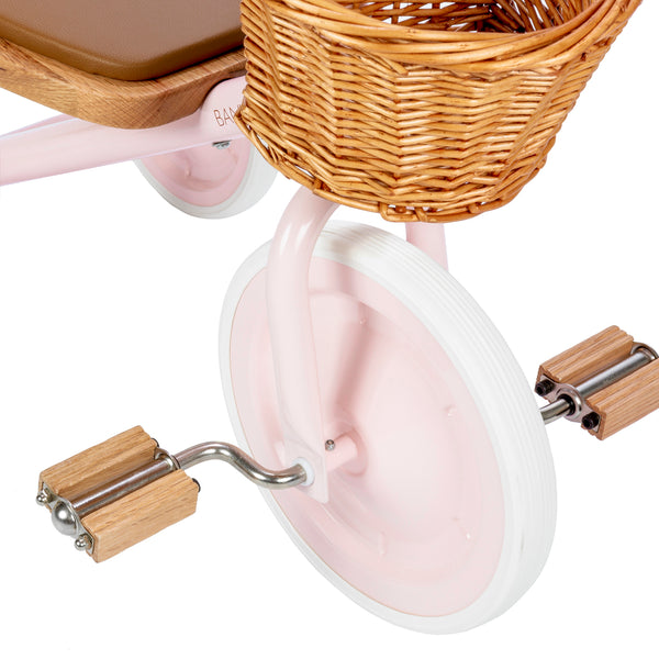 Roze Banwood Driewieler met rieten mand - Ideaal voor kinderen van 2 tot 6 jaar oud - Verkrijgbaar bij Littlefashionaddict
