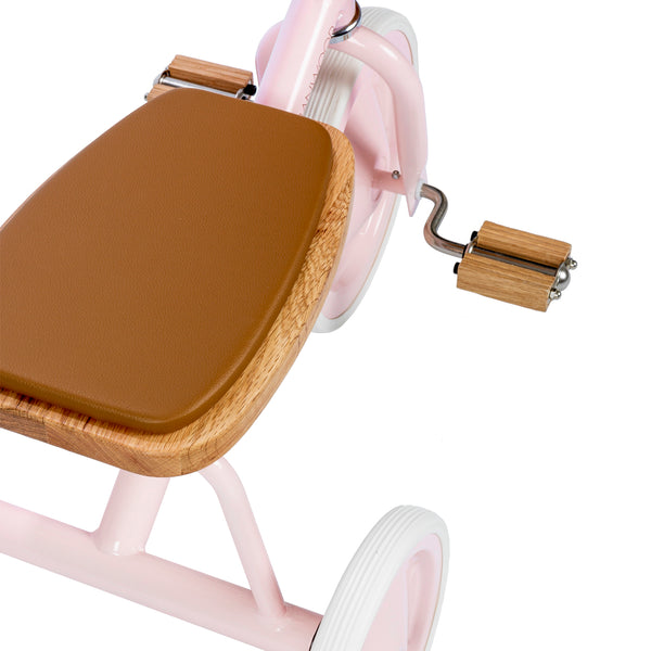 Roze Banwood Driewieler met rieten mand - Ideaal voor kinderen van 2 tot 6 jaar oud - Verkrijgbaar bij Littlefashionaddict