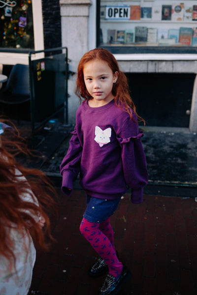 Paarse meisjessweater met kattenpatch en ruffles – Daily Brat | Kitty Kaatje Ruffle Sky Line Sernade | Ontdek Daily Brat bij Little Fashion Addict
