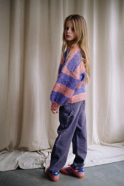 Paarse Snappy jeansbroek van Daily Brat uit de City Notes-collectie. Rechte unisex pasvorm in stevige denim, geschikt voor zowel jongens als meisjes. | Ontdek Daily Brat bij Little Fashion Addict