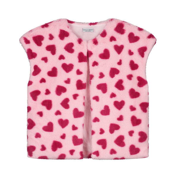 Roze teddy bodywarmer voor meisjes van Daily Brat met rode hartjesprint, mouwloos en zacht gevoerd, ideaal om over een jurk of trui te dragen.