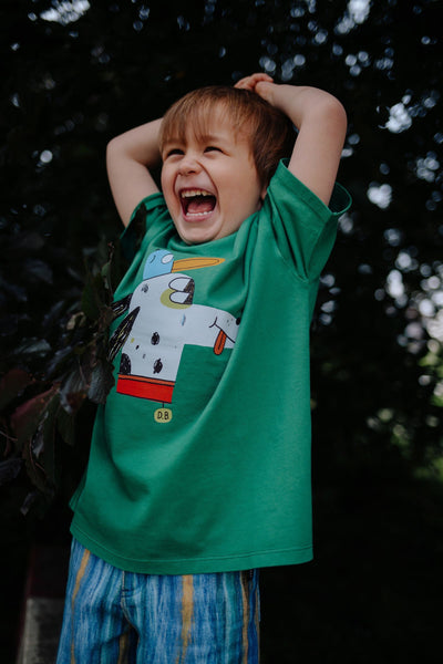 Groene T-shirt met speelse dierenprint Daily Brat jongens | Daily Brat Swanky T-shirt Summer Green - Verkrijgbaar bij Little Fashion Addict