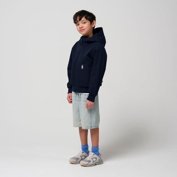 Gosoaky Blue Bird regenjas in donkerblauw voor jongens en meisjes - Verkrijgbaar bij Little Fashion Addict