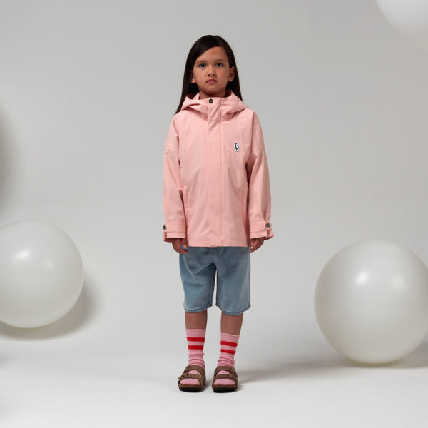 Gosoaky Roaring Cat meisjesregenjas in First Blush Pink, waterdicht en stijlvol. | Verkrijgbaar bij Little Fashion Addict