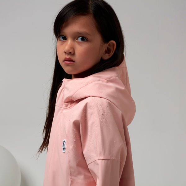 Gosoaky Roaring Cat meisjesregenjas in First Blush Pink, waterdicht en stijlvol. | Verkrijgbaar bij Little Fashion Addict