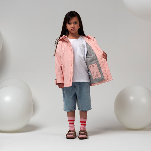 Gosoaky Roaring Cat meisjesregenjas in First Blush Pink, waterdicht en stijlvol. | Verkrijgbaar bij Little Fashion Addict