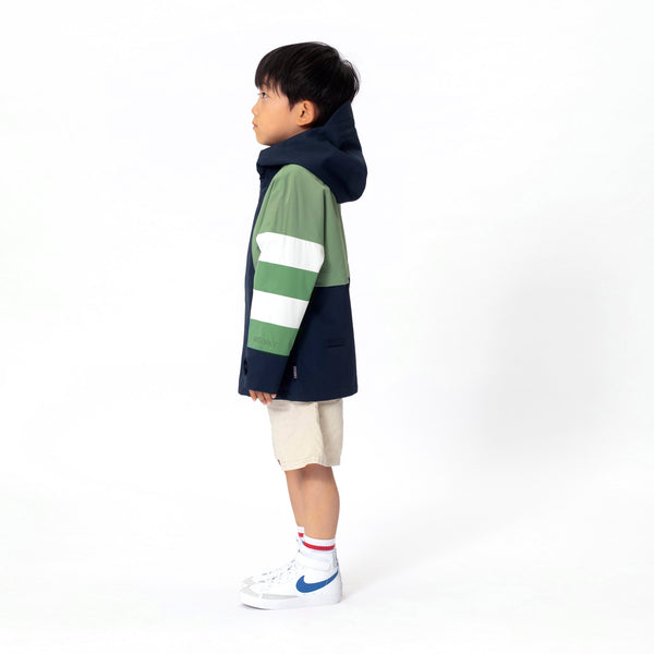 Roaring Mouse regenjas van Gosoaky | True Blue Multi regenjas voor kinderen, waterdicht en voorzien van speelse gestreepte mouwen. | Verkrijgbaar bij Little Fashion Addict