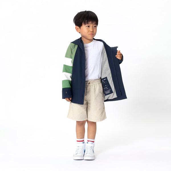 Roaring Mouse regenjas van Gosoaky | True Blue Multi regenjas voor kinderen, waterdicht en voorzien van speelse gestreepte mouwen. | Verkrijgbaar bij Little Fashion Addict