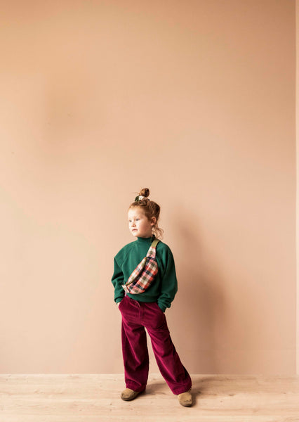 Cammie Pants van Jenest – Dieprode ribfluwelen meisjesbroek in zachte corduroy met comfortabele pasvorm | verkrijgbaar bij Little Fashion Addict