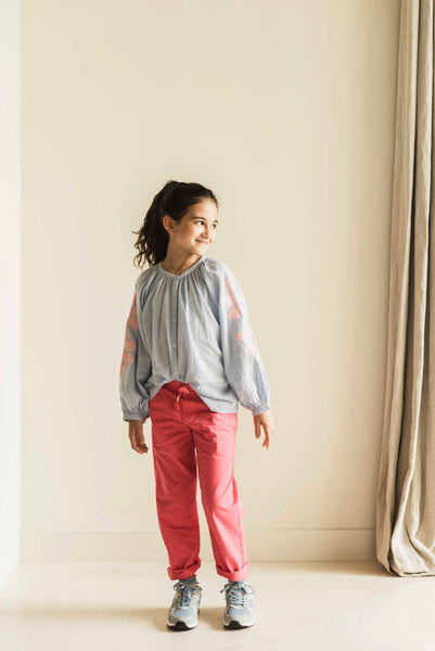 Lichtblauwe meisjesblouse van Jenest met roze bloemenborduursel op de mouwen | Coco Blouse Grape Blue | verkrijgbaar bij Little Fashion Addict