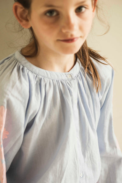 Lichtblauwe meisjesblouse van Jenest met roze bloemenborduursel op de mouwen | Coco Blouse Grape Blue | verkrijgbaar bij Little Fashion Addict