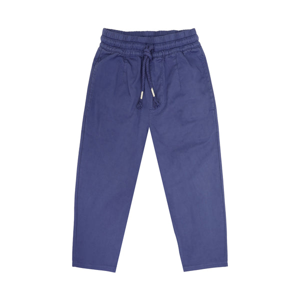 Donkerblauwe jongensbroek van Jenest met rechte pasvorm en koordsluiting | Comfy Chino Night Blue | verkrijgbaar bij Little Fashion Addict