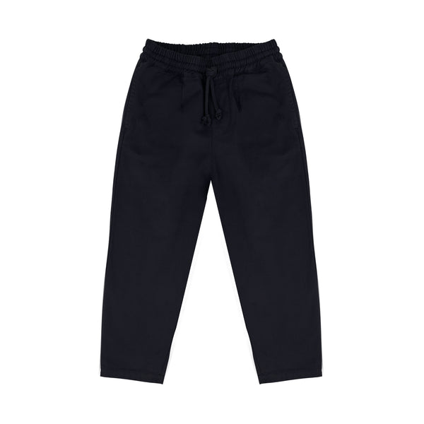 Comfy Chino Navy Blue van Jenest – Donkerblauwe jongensbroek met relaxte pasvorm en elastische tailleband, verkrijgbaar bij Little Fashion Addict