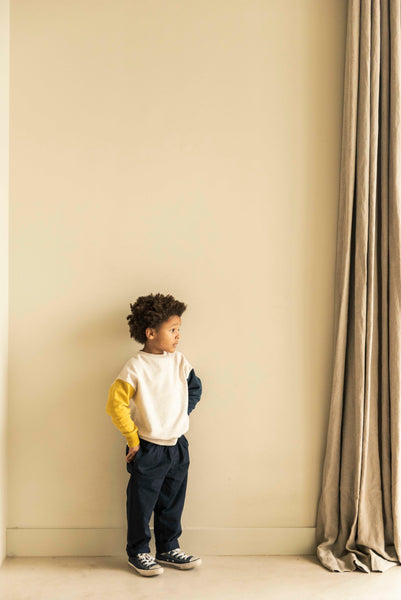 Comfy Chino Navy Blue van Jenest – Donkerblauwe jongensbroek met relaxte pasvorm en elastische tailleband, verkrijgbaar bij Little Fashion Addict