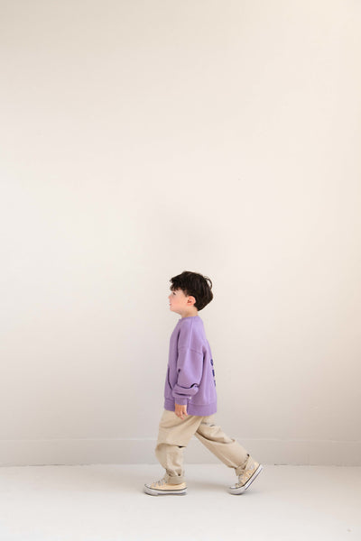 Stone beige Comfy Chino van Jenest voor jongens met elastische tailleband | Little Fashion Addict