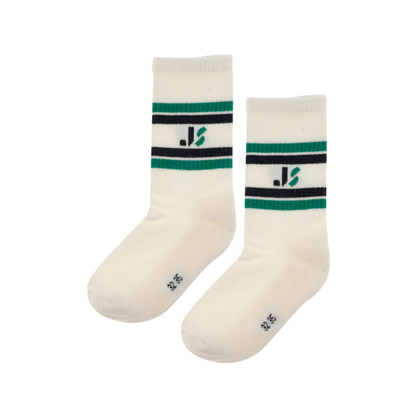 Witte kindersokken met groene en blauwe strepen en Jenest-logo, gedragen met sneakers | JS Sport Socks Off White Green Blue | Verkrijgbaar bij Little Fashion Addict