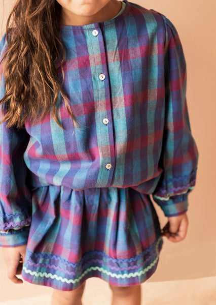 Jolie Blouse van Jenest in paarse multi check – kleurrijke meisjesblouse in zachte flanel met sierbandjes aan de mouwen | Verkrijgbaar bij Little Fashion Addict