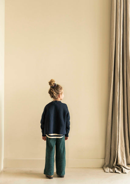Meisjesbroek met donkerblauw-groene retro ruitjes en rechte snit van Jenest – zacht en comfy, ideaal voor school of vrije tijd. | Verkrijgbaar bij Little Fashion Addict