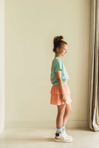 Meisjest-shirt in aqua groen van Jenest met roze LOVE-print op de rug | Livia T-shirt Aqua Green | verkrijgbaar bij Little Fashion Addict