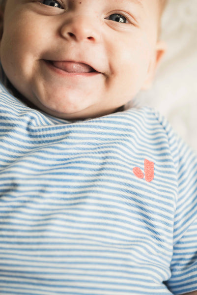 Gestreepte t-shirt in druivenblauw van Jenest voor jongens, in bio katoen | Verkrijgbaar voor jongens van 4 tot 10 jaar bij Little Fashion Addict