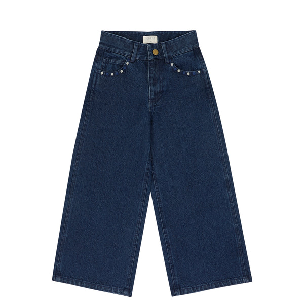 Donkerblauwe meisjesjeans van Jenest met wijde pijpen en bloemenborduursel op de achterzakken – gemaakt van 100% duurzame katoen. | Sera Denim Pants Dark Wash | Ontdek Jenest bij Little Fashion Addict