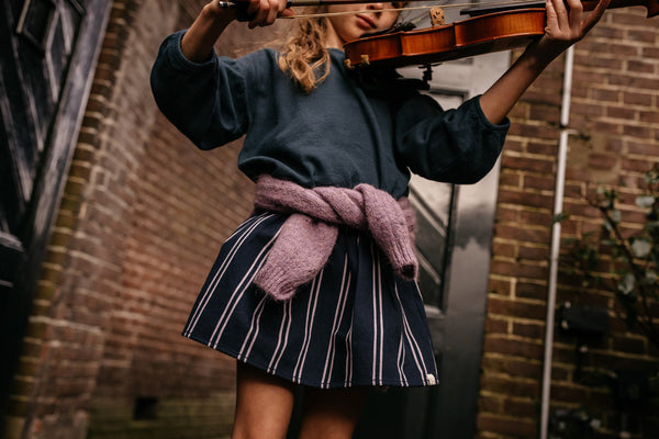 Donkergrijs rokje met violet strepen van Jenest met elastische tailleband. | Ontdek de Sara skirt van Jenest bij Little Fashion Addict