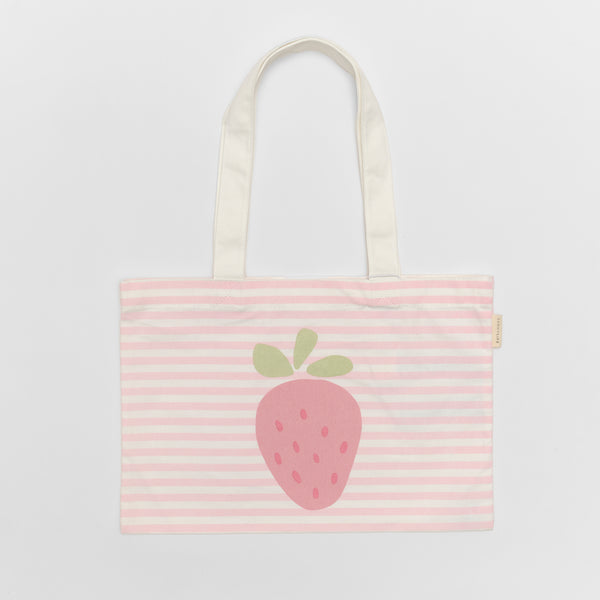 Strandtas voor kinderen van Sunnylife met aardbeienprint – lichtroze canvas strandtas | Ontdek Sunnylife bij Little Fashion Addict
