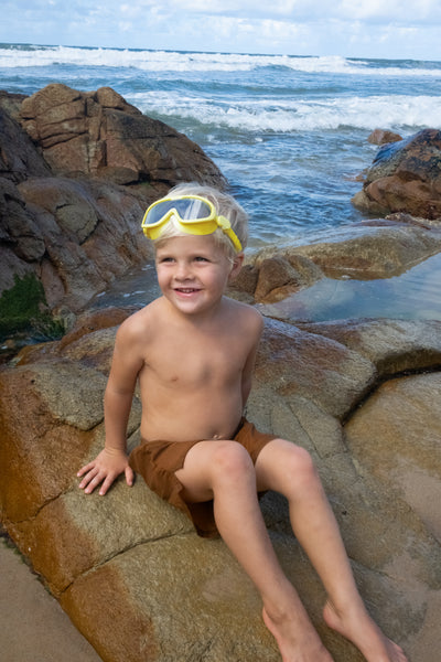 Geel duikmasker voor kinderen van Sunnylife in haaienvorm – model Salty the Shark, geschikt vanaf 3 jaar | Ontdek Sunnylife bij Little Fashion Addict