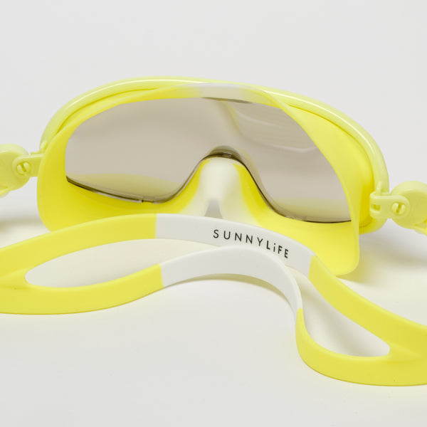 Geel duikmasker voor kinderen van Sunnylife in haaienvorm – model Salty the Shark, geschikt vanaf 3 jaar | Ontdek Sunnylife bij Little Fashion Addict