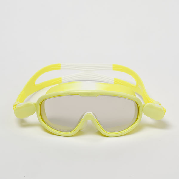 Geel duikmasker voor kinderen van Sunnylife in haaienvorm – model Salty the Shark, geschikt vanaf 3 jaar | Ontdek Sunnylife bij Little Fashion Addict