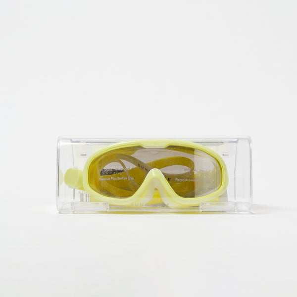 Geel duikmasker voor kinderen van Sunnylife in haaienvorm – model Salty the Shark, geschikt vanaf 3 jaar | Ontdek Sunnylife bij Little Fashion Addict