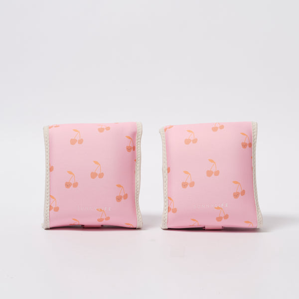 Set roze zwemarmbandjes van Sunnylife met kersenprint voor kinderen van 4 tot 6 jaar | Ontdek Sunnylife bij Little Fashion Addict