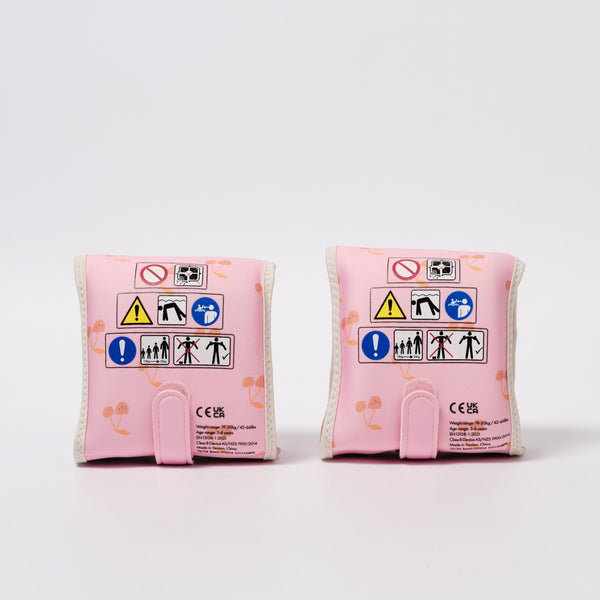 Set roze zwemarmbandjes van Sunnylife met kersenprint voor kinderen van 4 tot 6 jaar | Ontdek Sunnylife bij Little Fashion Addict