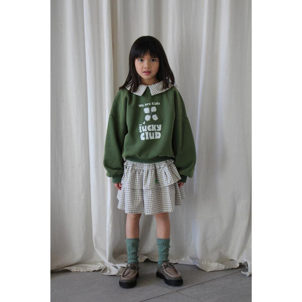 Donkergroene meisjessweater met witte "Lucky Club" print uit de collectie Sweet World van We Are Kids | Verkrijgbaar bij Little Fashion Addict