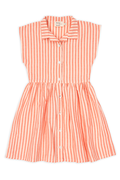 Fatima Dress Coral Stripe van Wander & Wonder met een gestreepte print in koraalroze en wit, knoopsluiting en een aansluitende taille. | Verkrijgbaar bij Little Fashion Addict