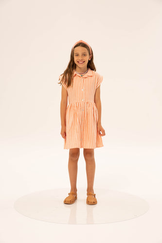 Fatima Dress Coral Stripe van Wander & Wonder met een gestreepte print in koraalroze en wit, knoopsluiting en een aansluitende taille. | Verkrijgbaar bij Little Fashion Addict