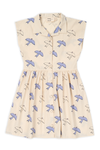 Fatima Dress Tiago Bird Print van Wander & Wonder met een vogelprint in blauw op een crème achtergrond, knoopsluiting en een aansluitende taille. | Verkrijgbaar bij Little Fashion Addict