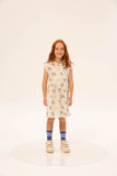 Fatima Dress Tiago Bird Print van Wander & Wonder met een vogelprint in blauw op een crème achtergrond, knoopsluiting en een aansluitende taille. | Verkrijgbaar bij Little Fashion Addict