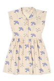 Fatima Dress Tiago Bird Print van Wander & Wonder met een vogelprint in blauw op een crème achtergrond, knoopsluiting en een aansluitende taille. | Verkrijgbaar bij Little Fashion Addict