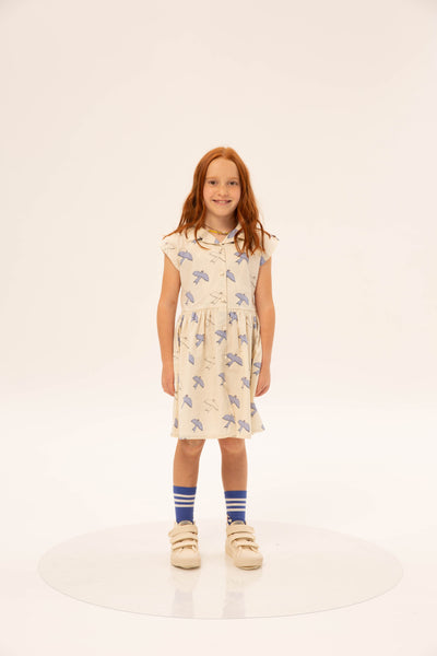 Fatima Dress Tiago Bird Print van Wander & Wonder met een vogelprint in blauw op een crème achtergrond, knoopsluiting en een aansluitende taille. | Verkrijgbaar bij Little Fashion Addict