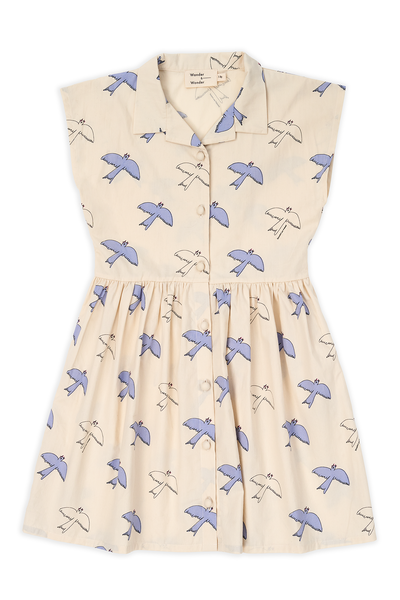 Fatima Dress Tiago Bird Print van Wander & Wonder met een vogelprint in blauw op een crème achtergrond, knoopsluiting en een aansluitende taille. | Verkrijgbaar bij Little Fashion Addict