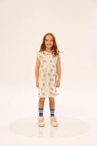 Fatima Dress Tiago Bird Print van Wander & Wonder met een vogelprint in blauw op een crème achtergrond, knoopsluiting en een aansluitende taille. | Verkrijgbaar bij Little Fashion Addict