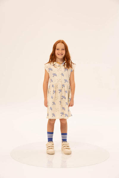 Fatima Dress Tiago Bird Print van Wander & Wonder met een vogelprint in blauw op een crème achtergrond, knoopsluiting en een aansluitende taille. | Verkrijgbaar bij Little Fashion Addict