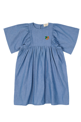 Benedita Dress Denim Chambray van Wander & Wonder met blauwe chambray stof en oranje bloemenborduursel. | Verkrijgbaar bij Little Fashion Addict