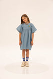 Benedita Dress Denim Chambray van Wander & Wonder met blauwe chambray stof en oranje bloemenborduursel. | Verkrijgbaar bij Little Fashion Addict