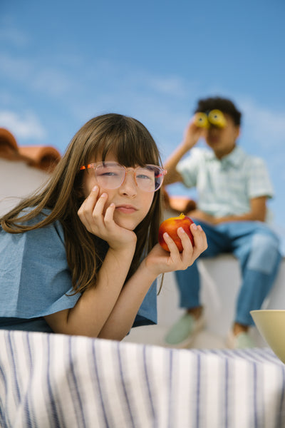 Benedita Dress Denim Chambray van Wander & Wonder met blauwe chambray stof en oranje bloemenborduursel. | Verkrijgbaar bij Little Fashion Addict