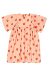 Benedita Dress Persimmon van Wander & Wonder met een perzikkleurige achtergrond en aardbeienprint. | Verkrijgbaar bij Little Fashion Addict